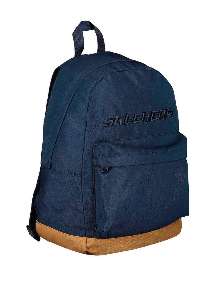 Mochila Skechers color azul marino con base marrón y logo frontal en relieve.