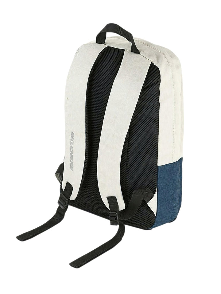Mochila Skechers bicolor en gris y marino con detalles en rojo y logotipo frontal.