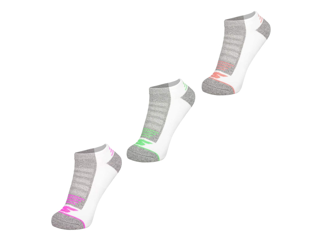 Paquete de tres pares de calcetines cortos Skechers en color blanco y gris con detalles coloridos.