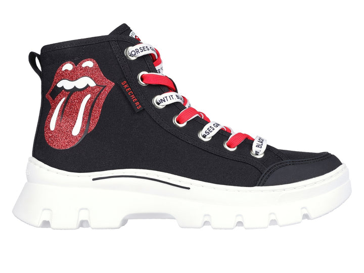 Botas negras Skechers con suela blanca gruesa, cordones rojos y estampado de labios rojos en el lateral.