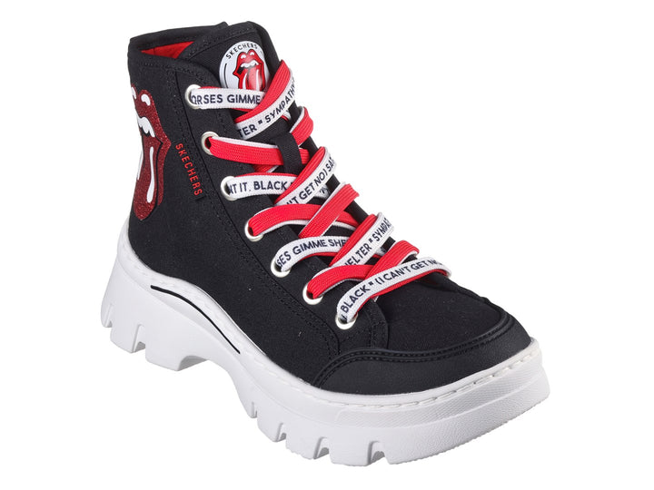 Botas negras Skechers con suela blanca gruesa, cordones rojos y estampado de labios rojos en el lateral.