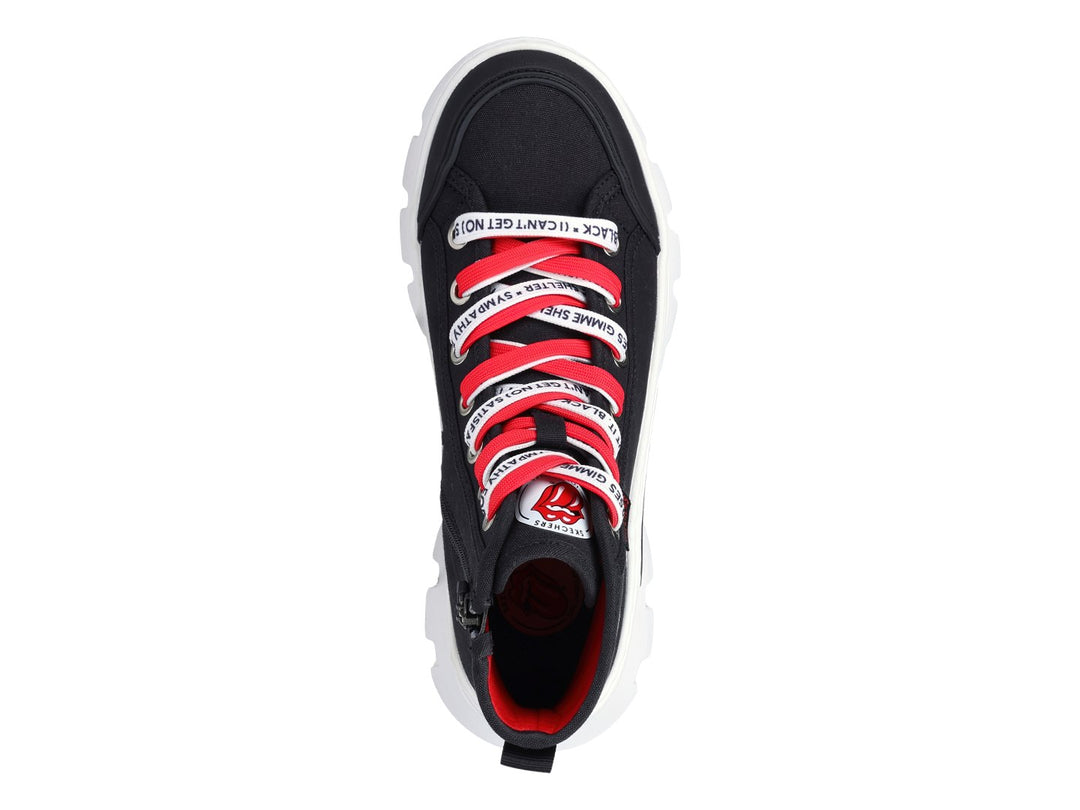 Botas negras Skechers con suela blanca gruesa, cordones rojos y estampado de labios rojos en el lateral.