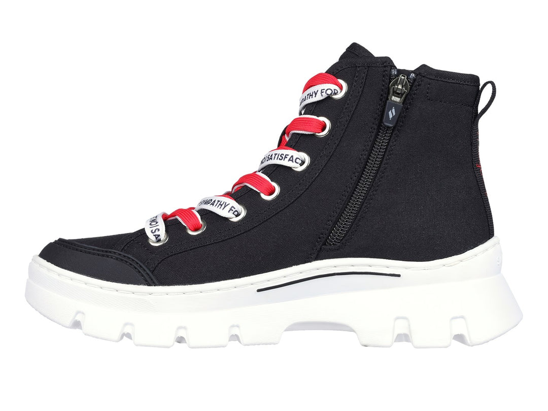 Botas negras Skechers con suela blanca gruesa, cordones rojos y estampado de labios rojos en el lateral.
