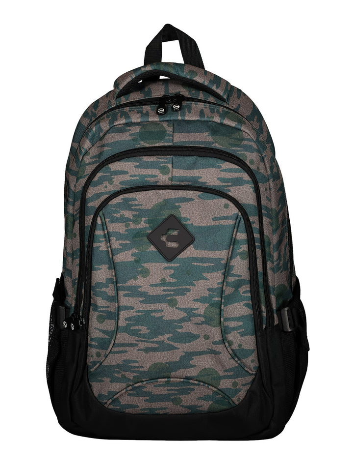Mochila unisex Charly con estampado de camuflaje en tonos verdes y grises con detalles en negro.