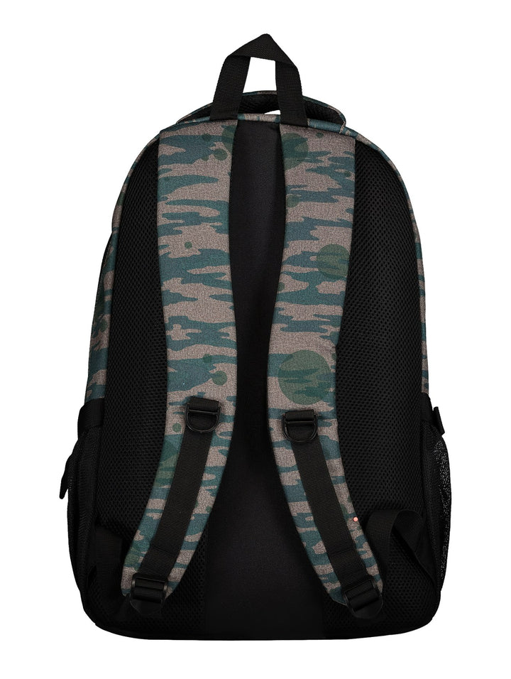 Mochila unisex Charly con estampado de camuflaje en tonos verdes y grises con detalles en negro.
