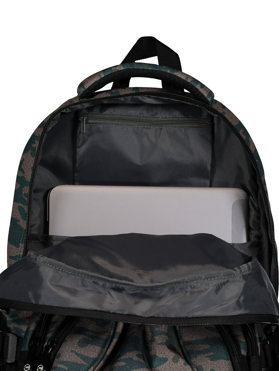 Mochila unisex Charly con estampado de camuflaje en tonos verdes y grises con detalles en negro.