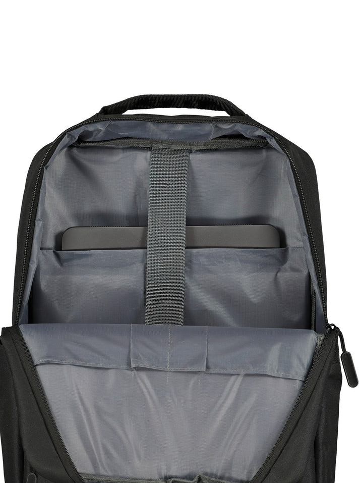 Mochila escolar unisex de color negro marca Charly con diseño minimalista y asa superior.