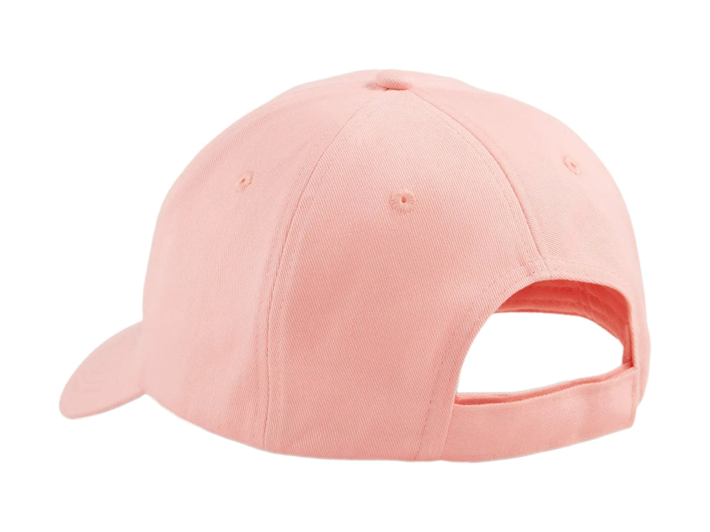 Gorra PUMA color peach smoothie con logotipo negro bordado en el frente.