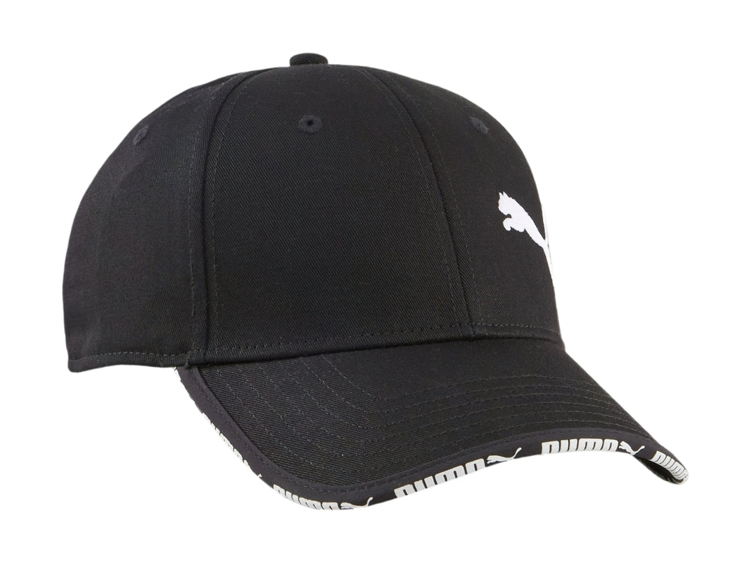 Gorra deportiva Puma color negro con logotipo blanco y detalle decorativo en el borde de la visera.