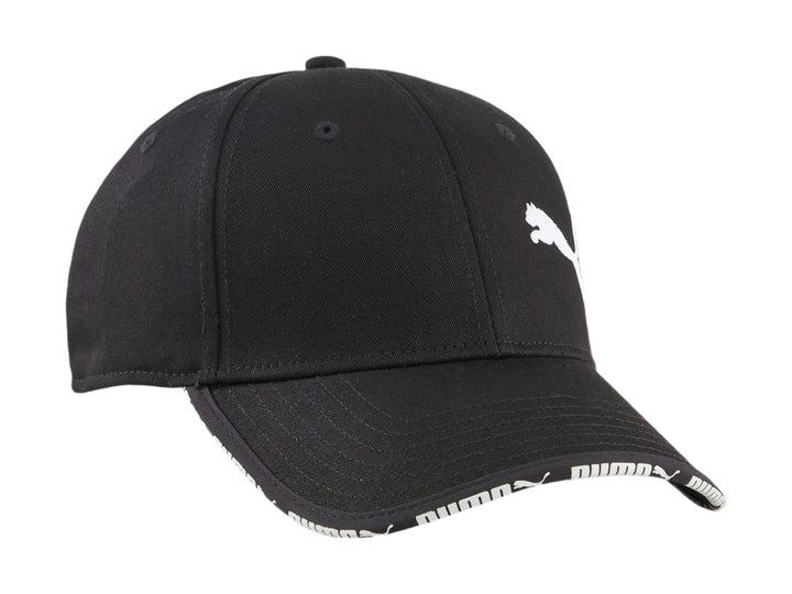 Gorra deportiva Puma color negro con logotipo blanco y detalle decorativo en el borde de la visera.