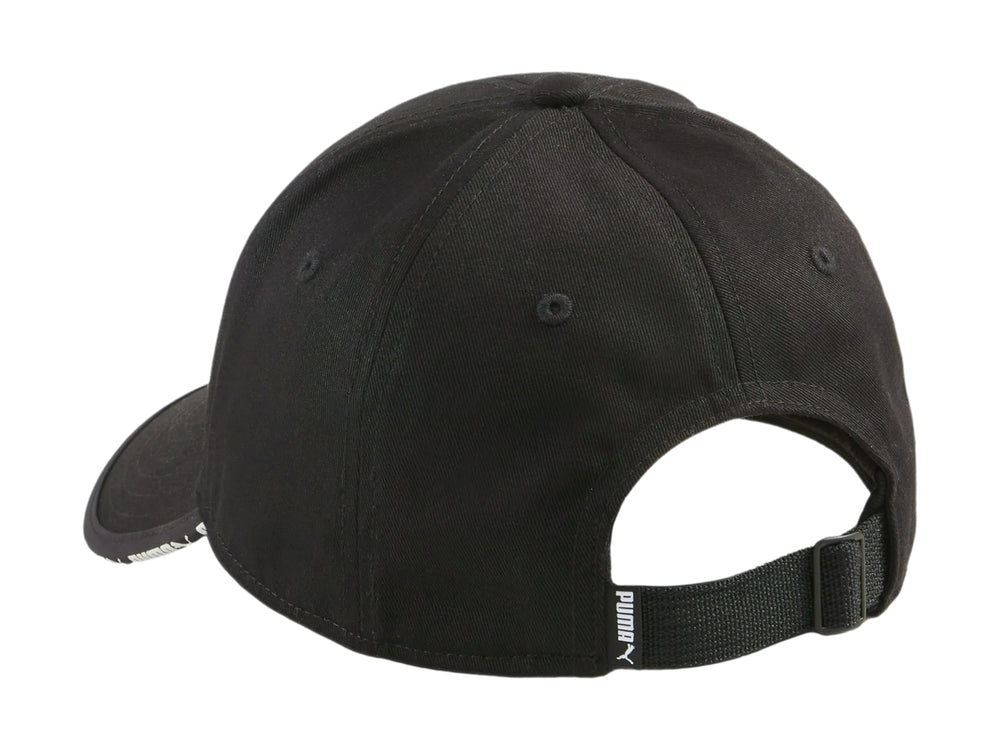 Gorra deportiva Puma color negro con logotipo blanco y detalle decorativo en el borde de la visera.