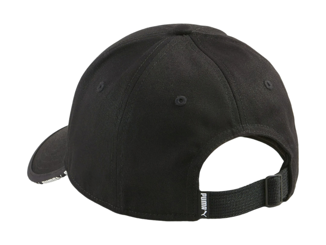 Gorra deportiva Puma color negro con logotipo blanco y detalle decorativo en el borde de la visera.