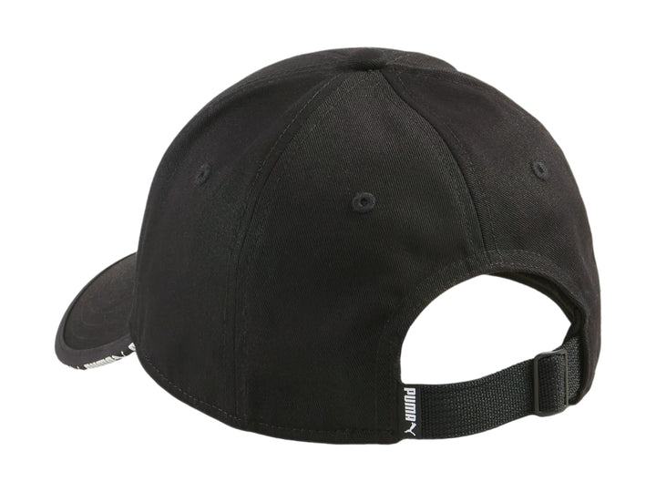 Gorra deportiva Puma color negro con logotipo blanco y detalle decorativo en el borde de la visera.