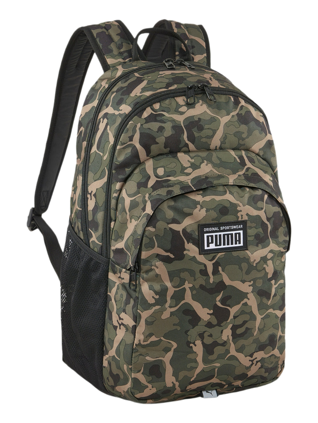Mochila PUMA con estampado de camuflaje en tonos verdes y cafés, con detalles en negro y logotipo frontal.