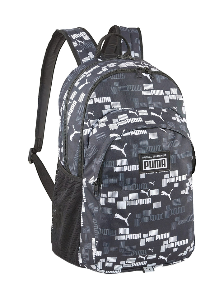 Mochila deportiva PUMA color negro con estampado repetitivo de logotipos en blanco y compartimento frontal.