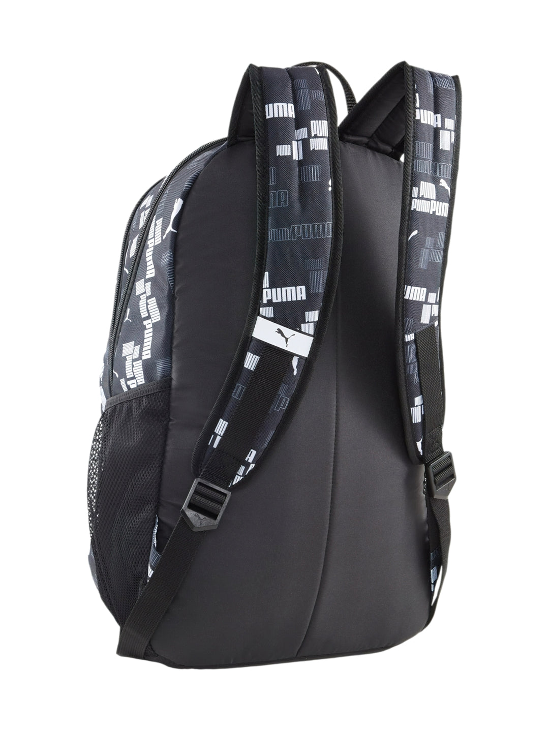 Mochila deportiva PUMA color negro con estampado repetitivo de logotipos en blanco y compartimento frontal.