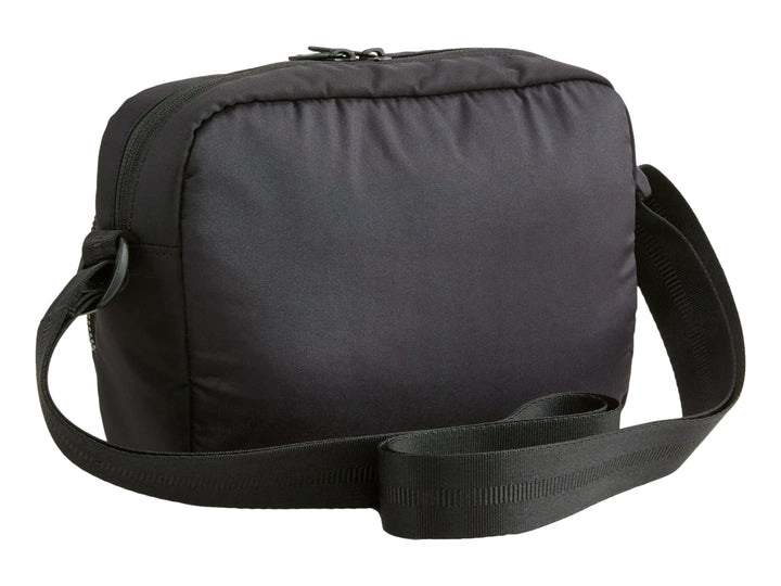 Bolso bandolera compacto de color negro con logotipo de PUMA en blanco.