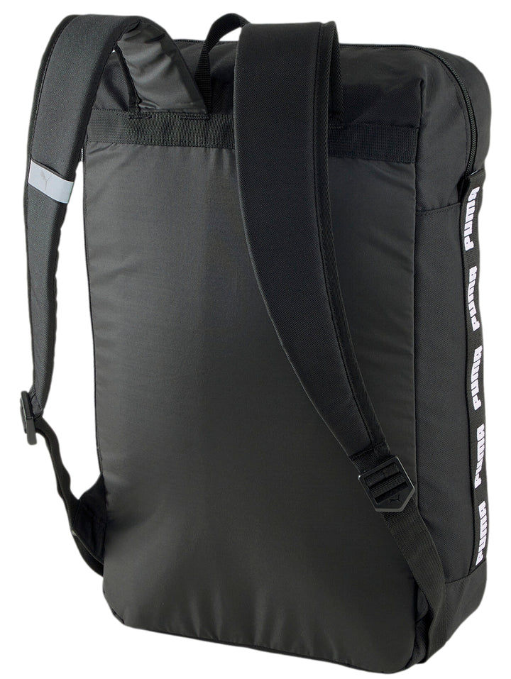 Mochila PUMA Evoess Box de color negro con logotipo frontal y cinta lateral blanca con texto