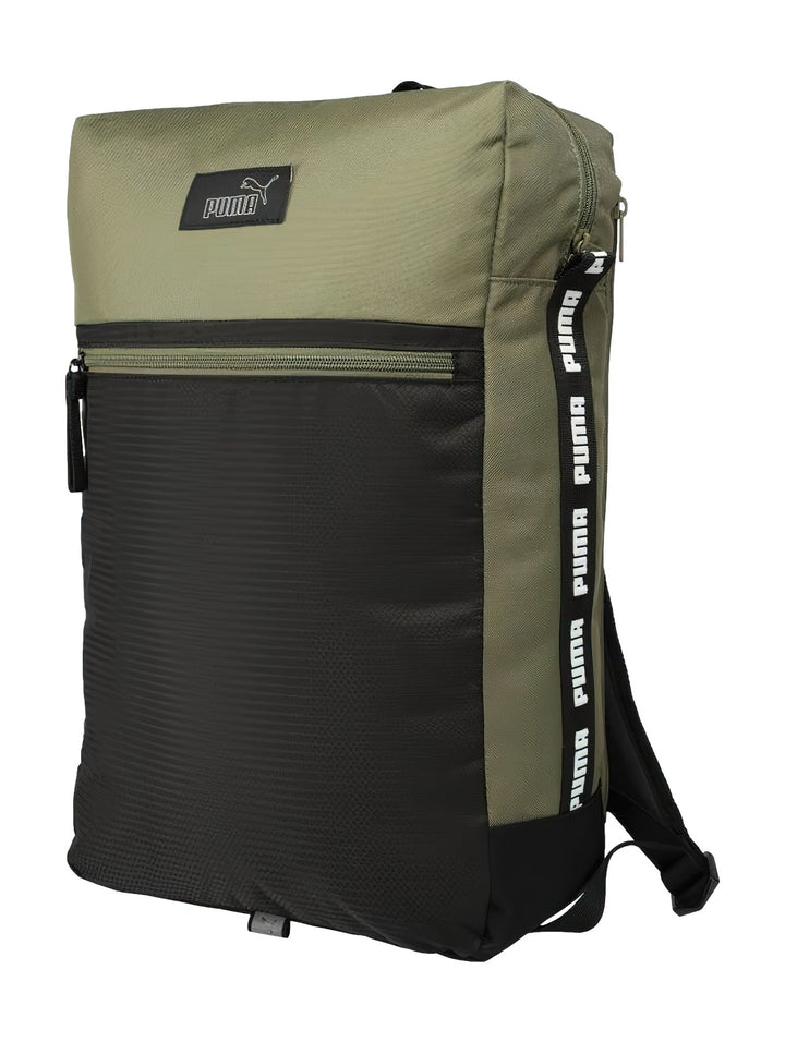 Mochila PUMA de color oliva y negro con bolsillo frontal con cierre y logotipo de la marca en la parte superior.