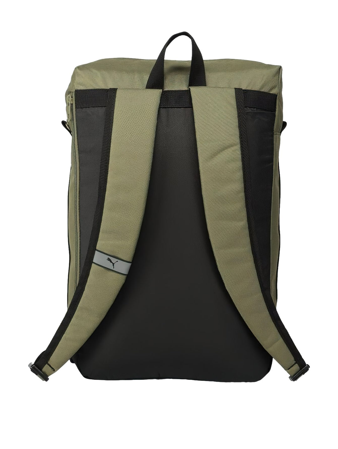 Mochila PUMA de color oliva y negro con bolsillo frontal con cierre y logotipo de la marca en la parte superior.