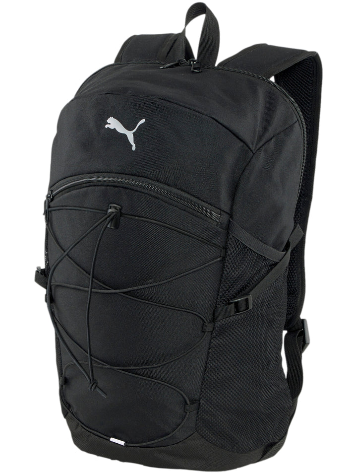 Mochila Puma color negro con logo blanco y cordones elásticos en la parte frontal.