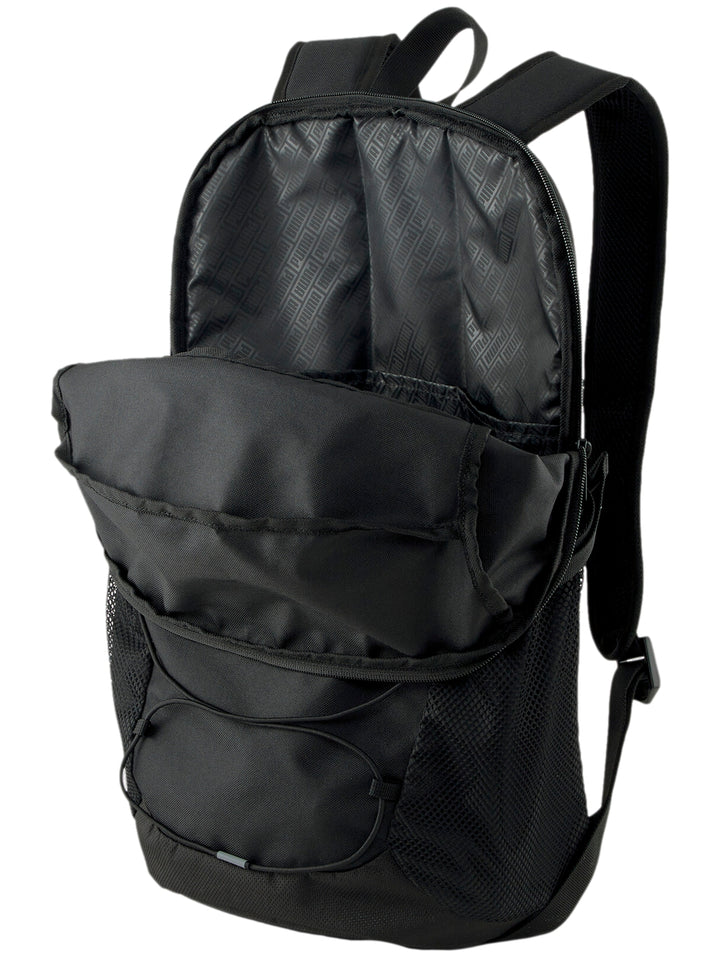 Mochila Puma color negro con logo blanco y cordones elásticos en la parte frontal.