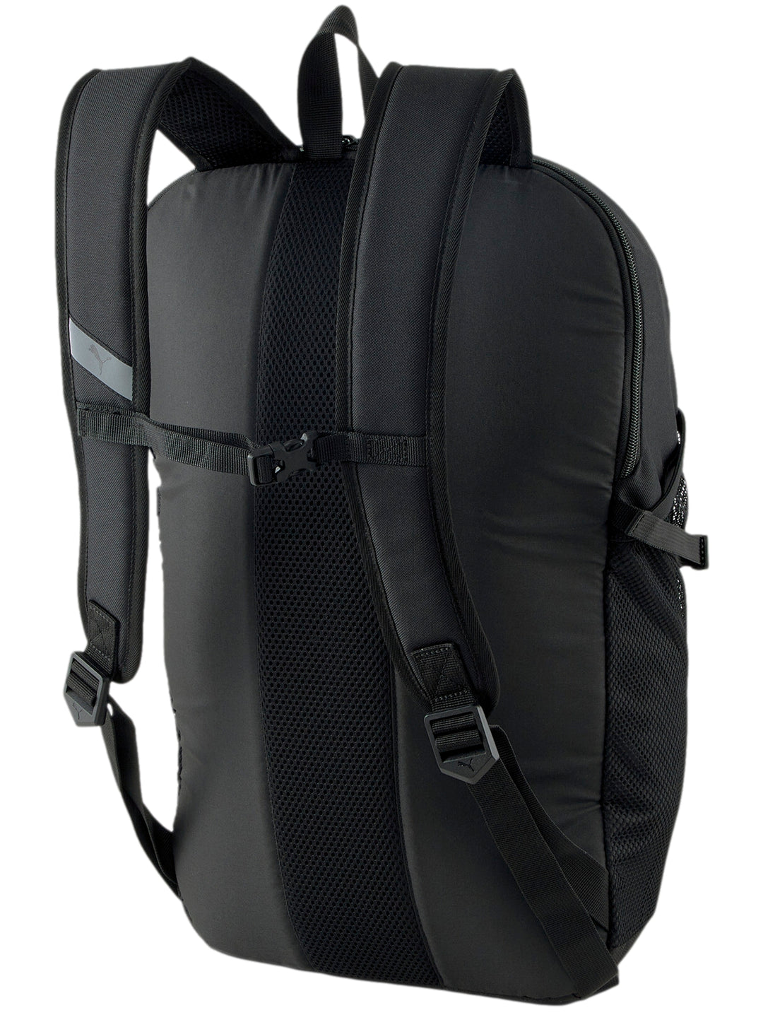 Mochila Puma color negro con logo blanco y cordones elásticos en la parte frontal.