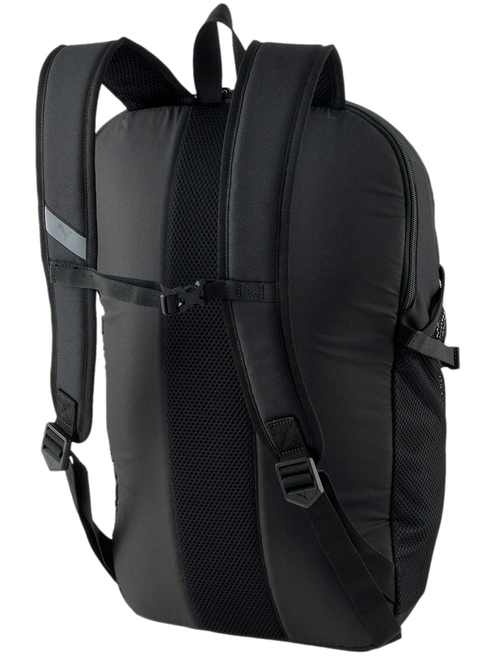 Mochila Puma color negro con logo blanco y cordones elásticos en la parte frontal.