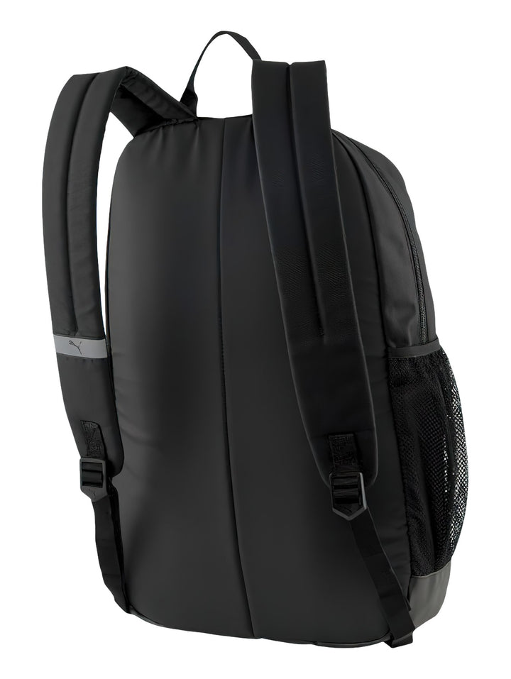 Mochila deportiva PUMA de color negro con logotipo blanco frontal y bolsillos laterales de malla.