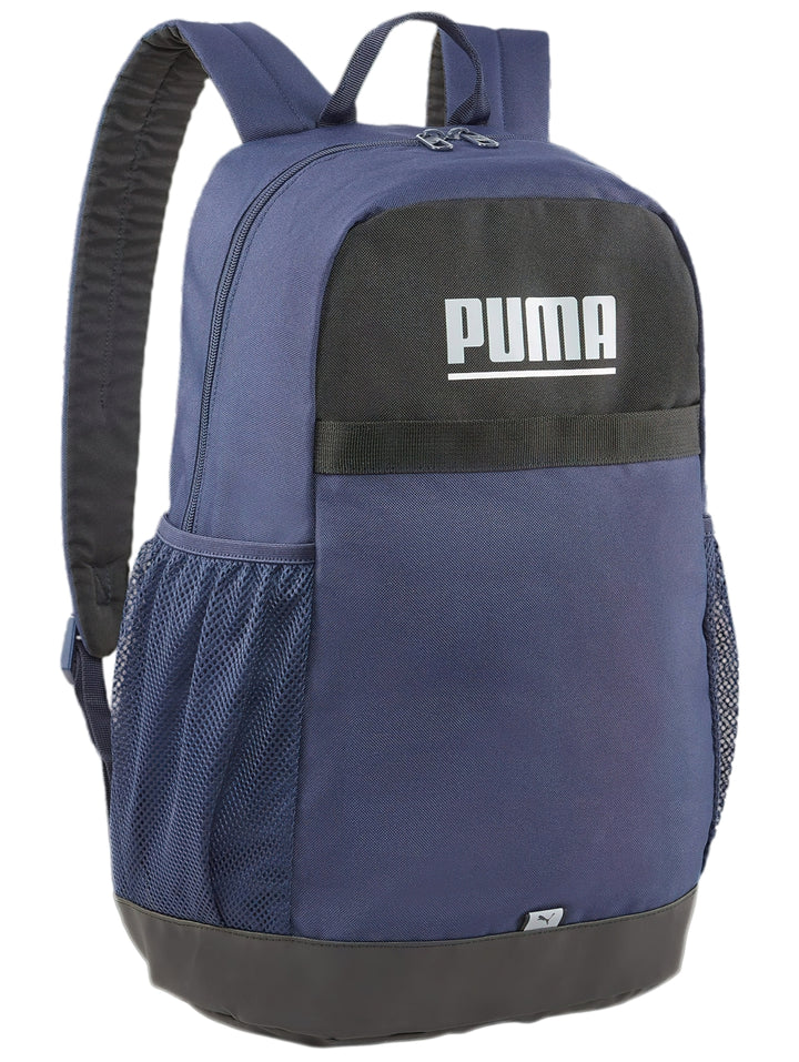 Mochila escolar PUMA color azul marino con panel superior y base en color negro.