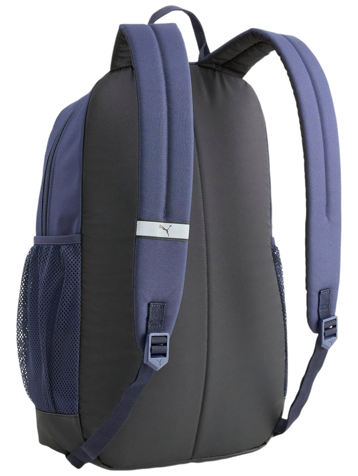 Mochila escolar PUMA color azul marino con panel superior y base en color negro.