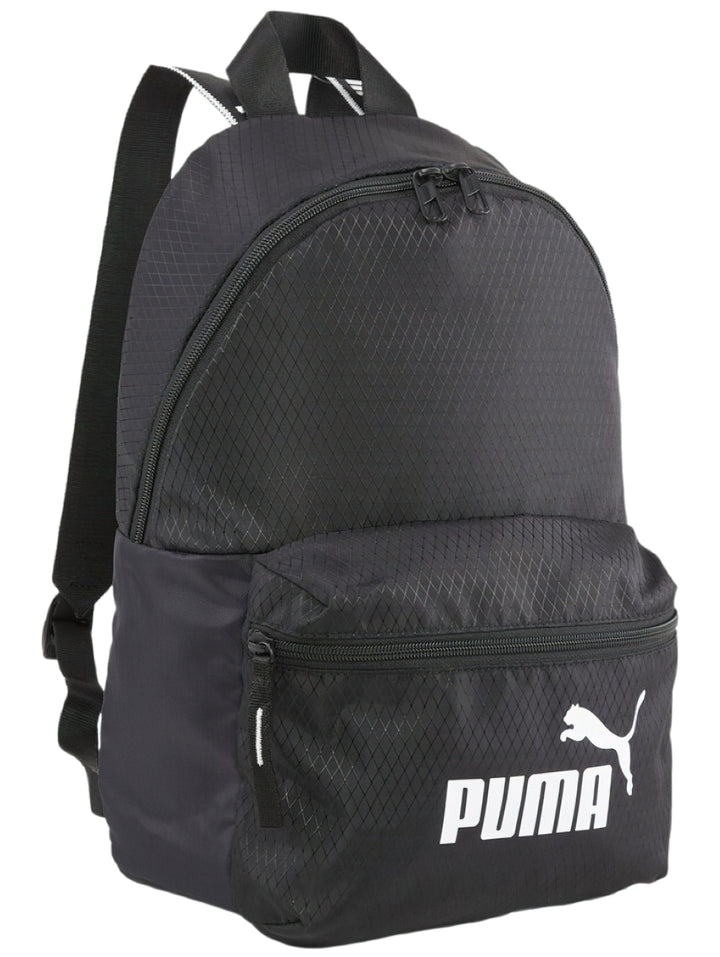 Mochila PUMA de color negro con logotipo blanco en el bolsillo frontal.