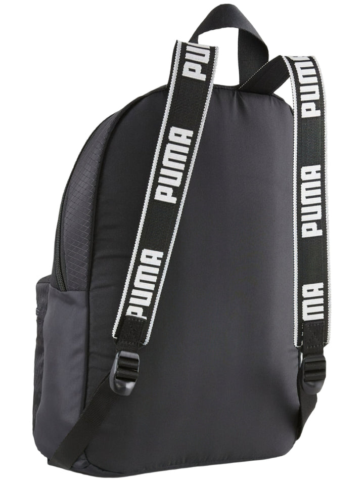 Mochila PUMA de color negro con logotipo blanco en el bolsillo frontal.