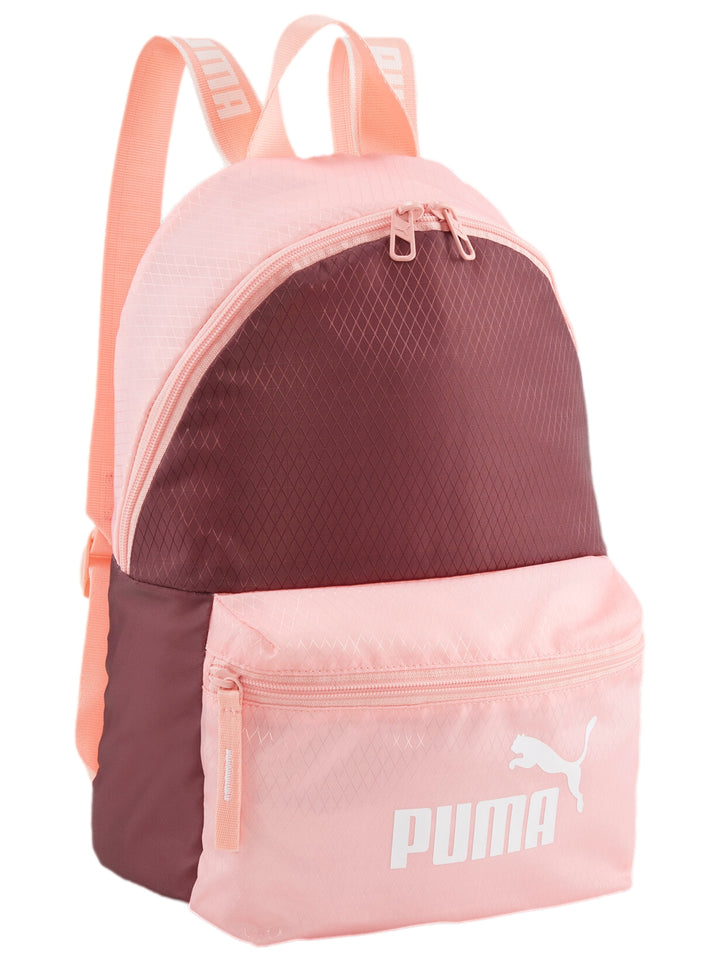 Mochila PUMA bicolor en tonos durazno y guinda con logotipo blanco en el bolsillo frontal.