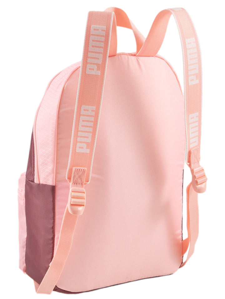 Mochila PUMA bicolor en tonos durazno y guinda con logotipo blanco en el bolsillo frontal.