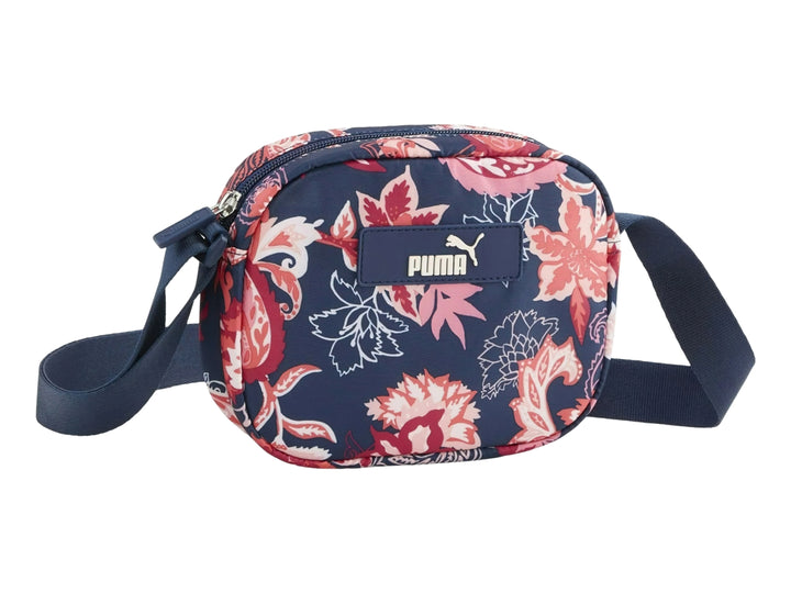 Bolso bandolera PUMA circular con estampado floral en tonos azul y rojo sobre fondo azul oscuro.