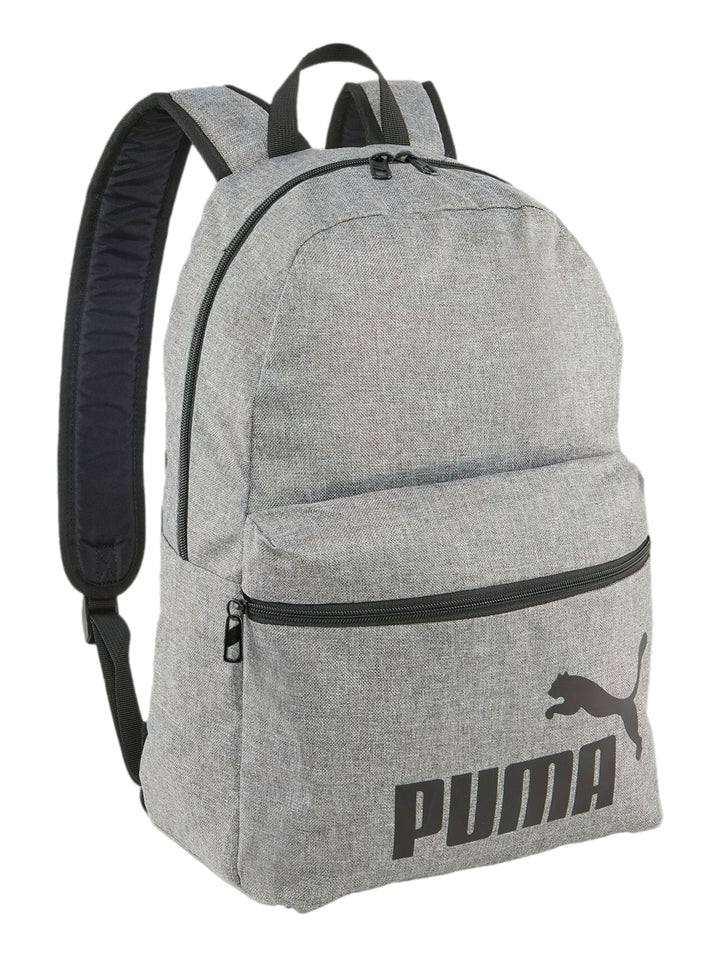 Mochila PUMA color gris jaspeado con detalles y logotipo en negro, ideal para uso escolar o deportivo.