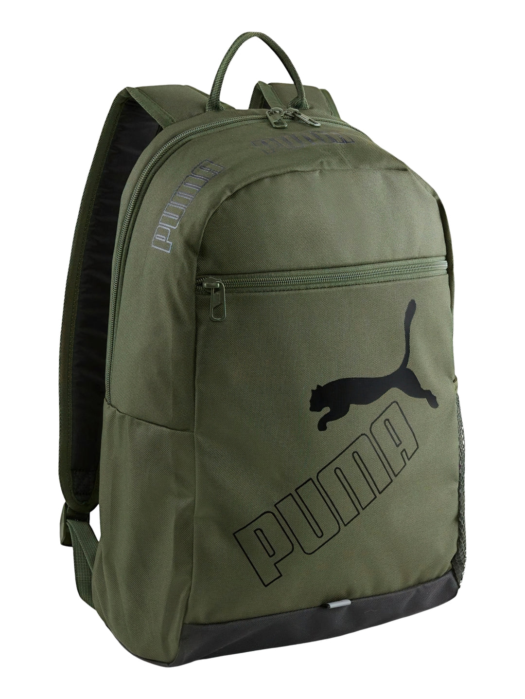 Mochila Puma color verde mirto con logotipo negro en el frente y base negra.