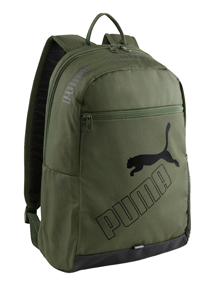 Mochila Puma color verde mirto con logotipo negro en el frente y base negra.
