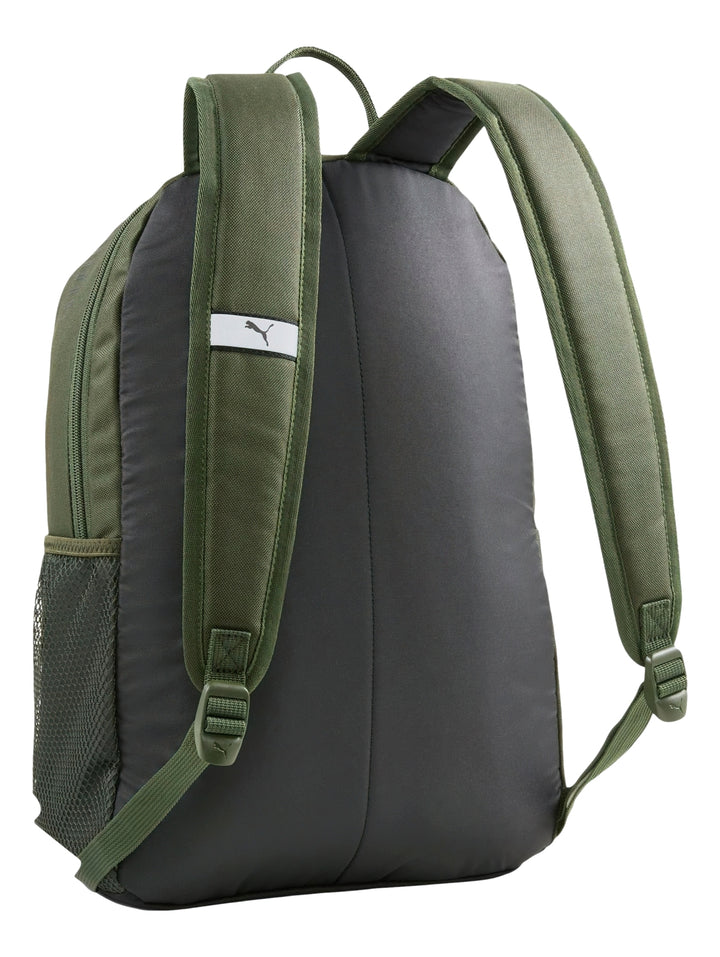 Mochila Puma color verde mirto con logotipo negro en el frente y base negra.
