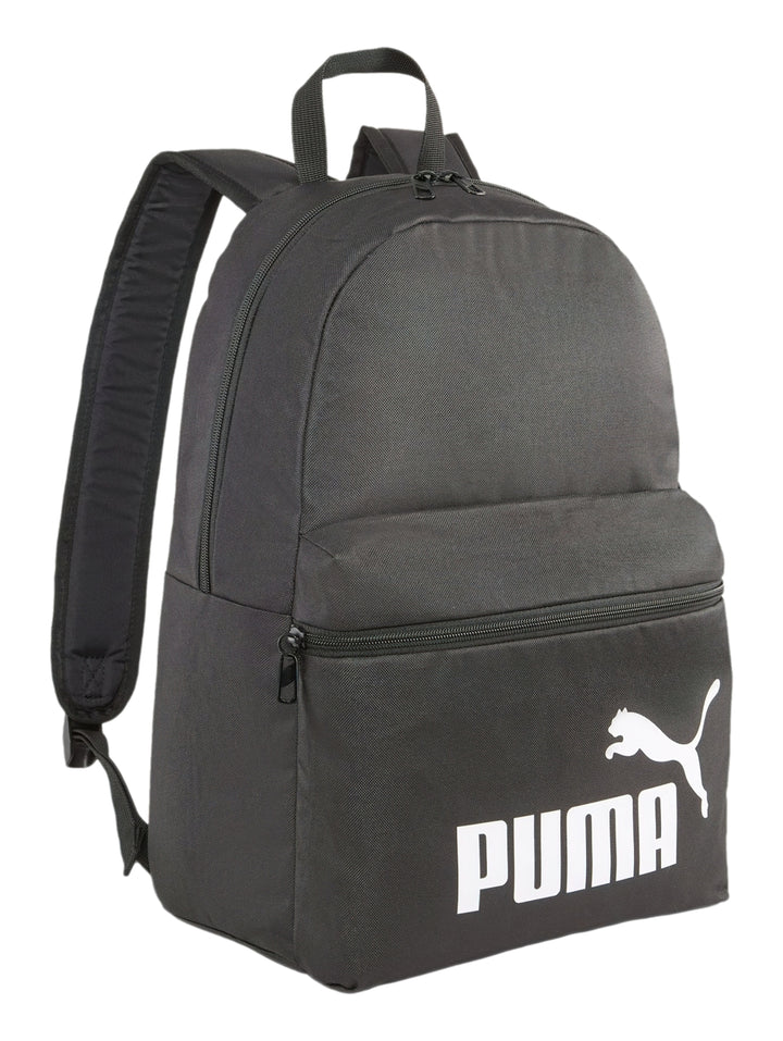 Mochila deportiva PUMA de color negro con logotipo blanco en la parte frontal y compartimentos con cierre.