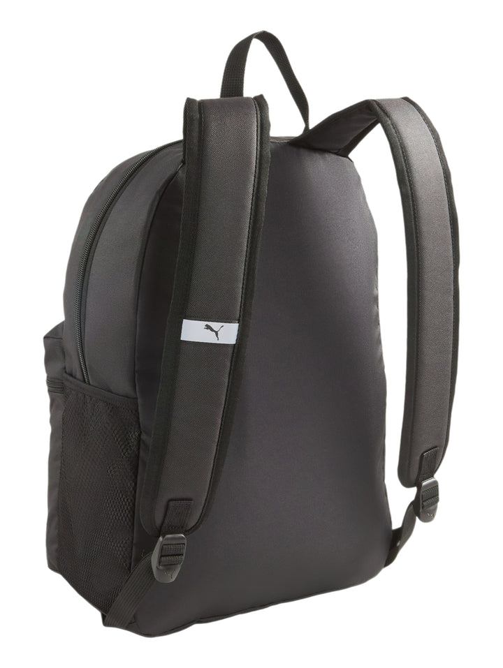 Mochila deportiva PUMA de color negro con logotipo blanco en la parte frontal y compartimentos con cierre.
