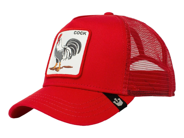 Gorra Goorin Bros color rojo con visera curva y un parche frontal bordado de un gallo blanco y negro.
