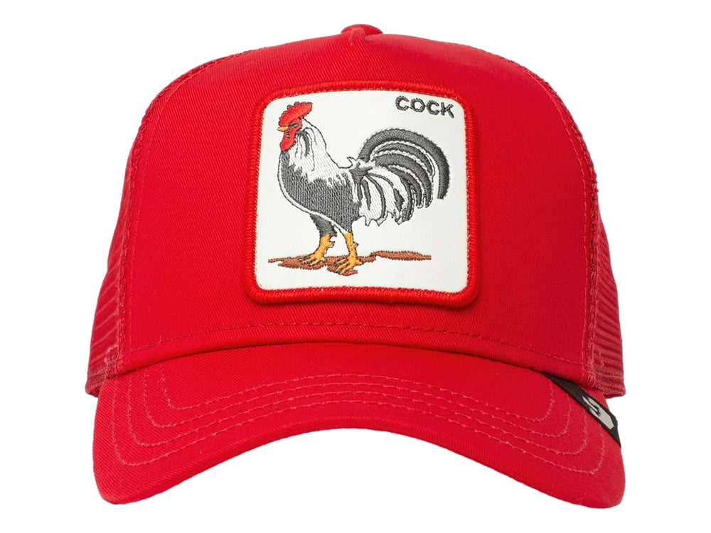 Gorra Goorin Bros color rojo con visera curva y un parche frontal bordado de un gallo blanco y negro.