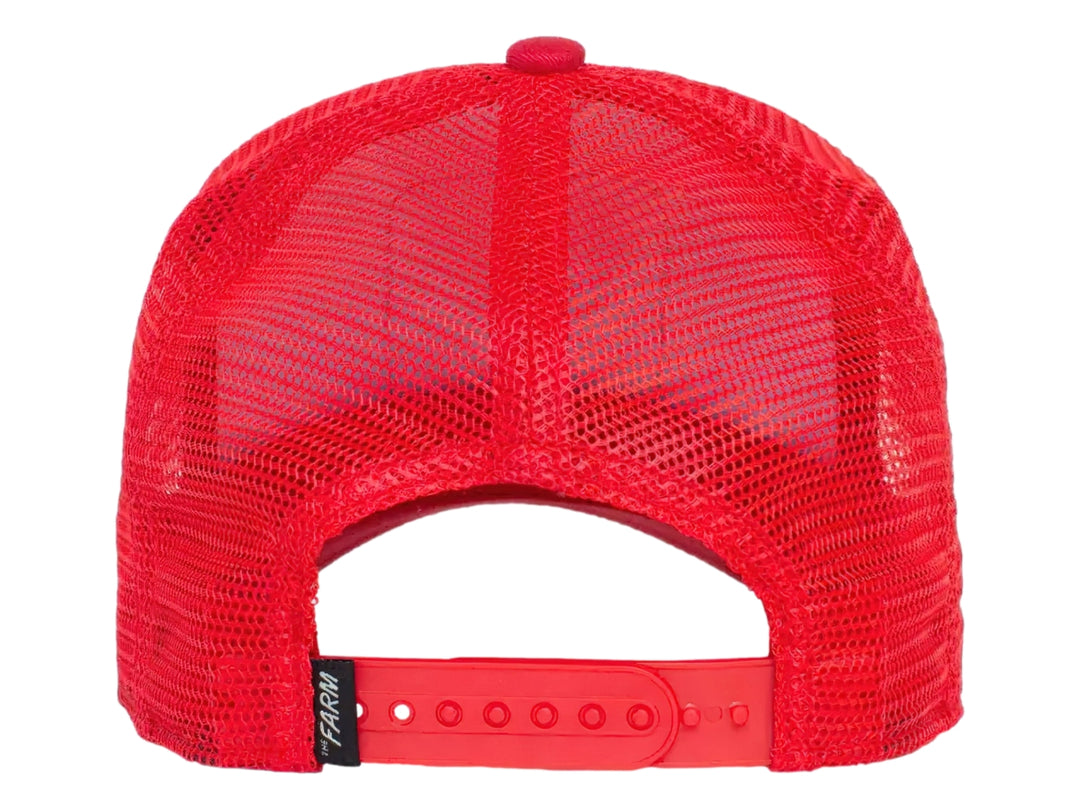Gorra Goorin Bros color rojo con visera curva y un parche frontal bordado de un gallo blanco y negro.