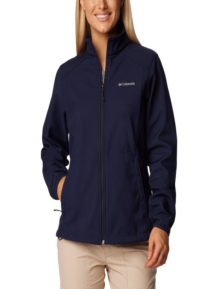 Chaqueta Columbia softshell en color azul marino oscuro con cierre frontal completo y cuello alto.