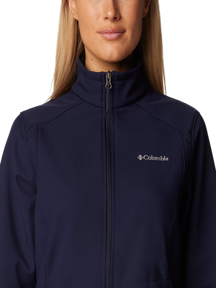 Chaqueta Columbia softshell en color azul marino oscuro con cierre frontal completo y cuello alto.