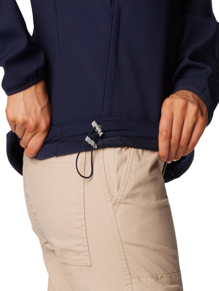 Chaqueta Columbia softshell en color azul marino oscuro con cierre frontal completo y cuello alto.