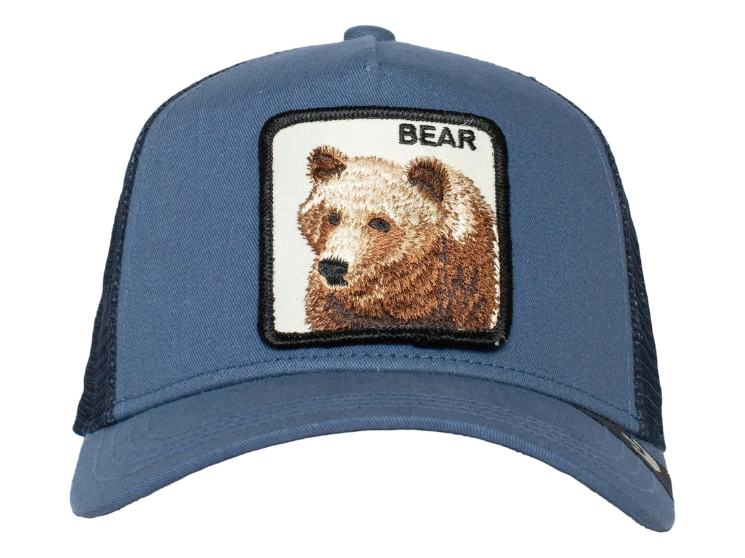 Gorra Goorin Bros azul estilo trucker con parche frontal bordado de un oso y texto BEAR.