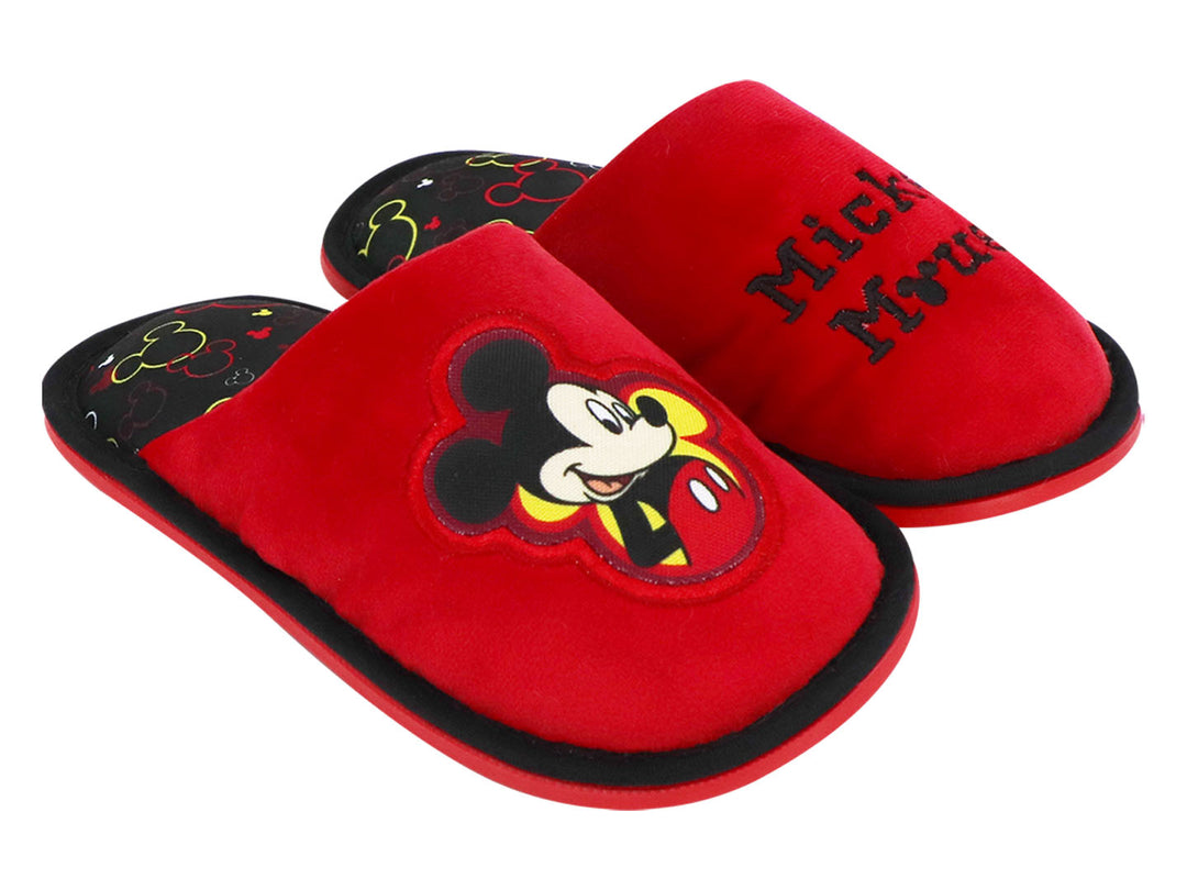 Par de pantuflas rojas infantiles con bordado de Mickey Mouse y bordes negros.